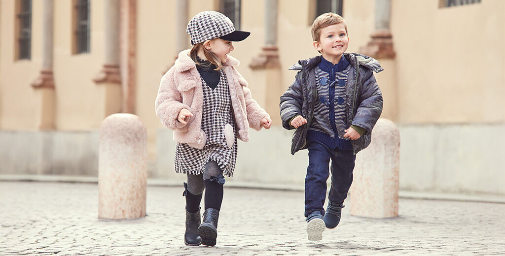 https://www.chicco.it/dw/image/v2/BJJJ_PRD/on/demandware.static/-/Sites-Chicco-Italy-Library/it_IT/dw77135746/site/06-Pagina di Categoria/Fashion/Scarpe/Nuova Collezione/2025/AI 2025/INVERNO/1024x520px-CHICCO FW_24_25_15_3279.jpg